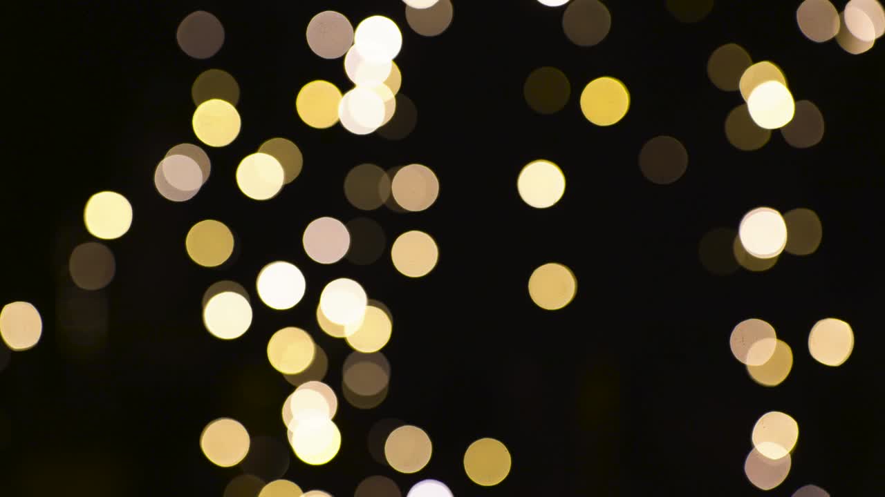 luces borrosas de chtistmas sobre un fondo oscuro