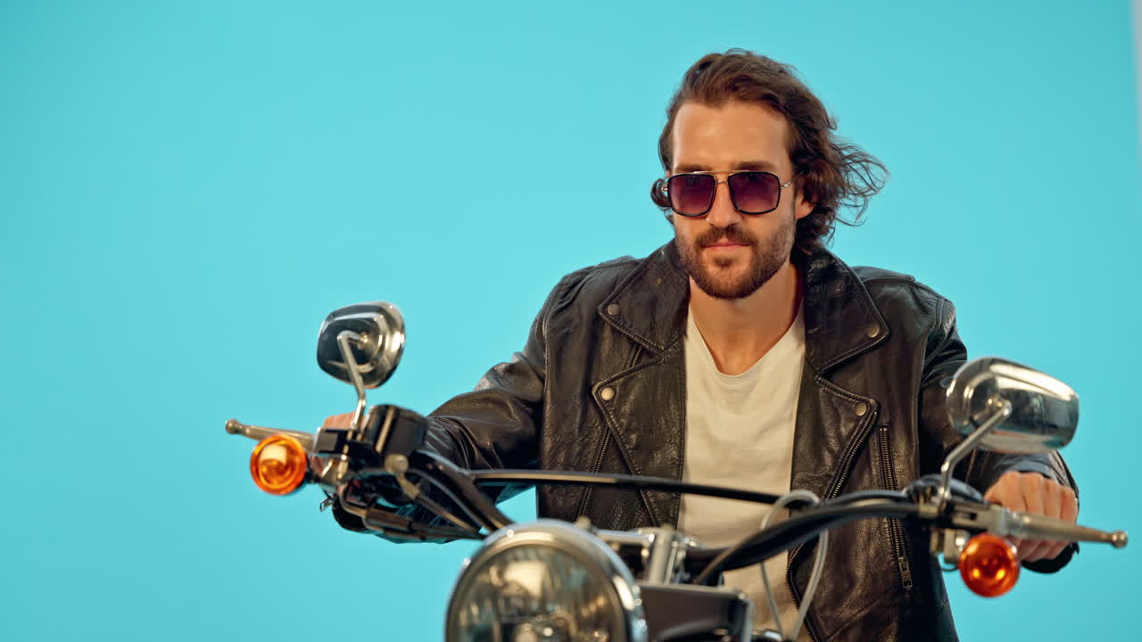 오토바이, 남자와 손에 머리카락 스튜디오에서 파란색