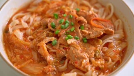 Koreanische-Udon-ramen-nudeln-Mit-Schweinefleisch-In-Kimchi-suppe---Asiatischer-Essensstil