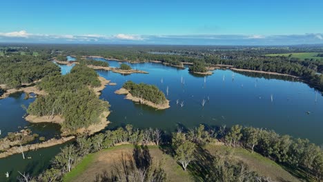 islas arboladas y reflejos de agua en el lago mulwala mirando hacia bundalong