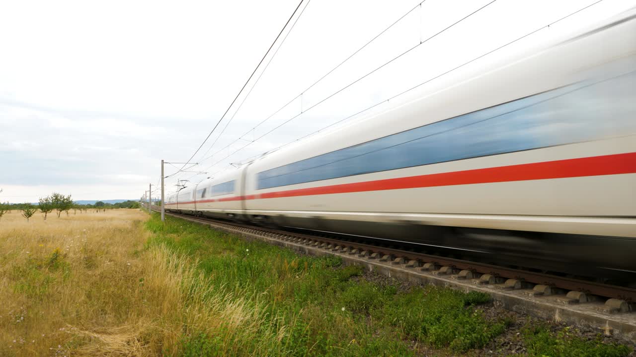 высокоскоростной поезд, проходящий мимо