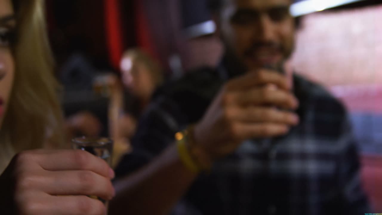 amigos brindando copas de tequila