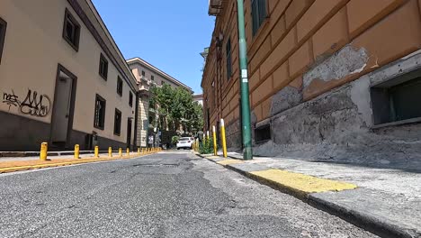 calle vacía con edificios y bolardos