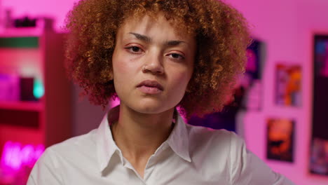 Retrato de una joven mujer con cabello rizado