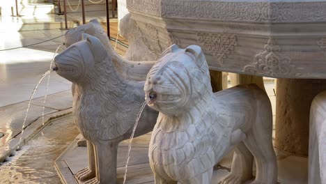 Primer-Plano-De-Los-Leones-De-La-Corte-De-Los-Leones-O-Patio-De-Los-Leones-En-La-Alhambra-De-Granada