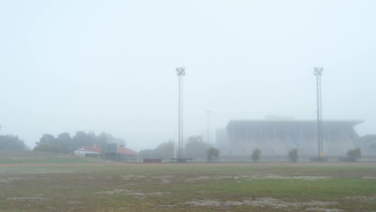 달리기 트랙 4k에서 달리는 여성 운동 선수