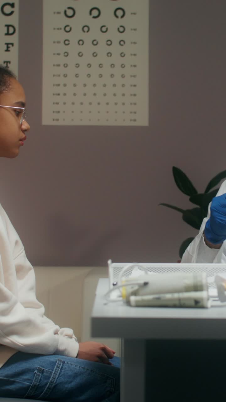 esame medico di un adolescente