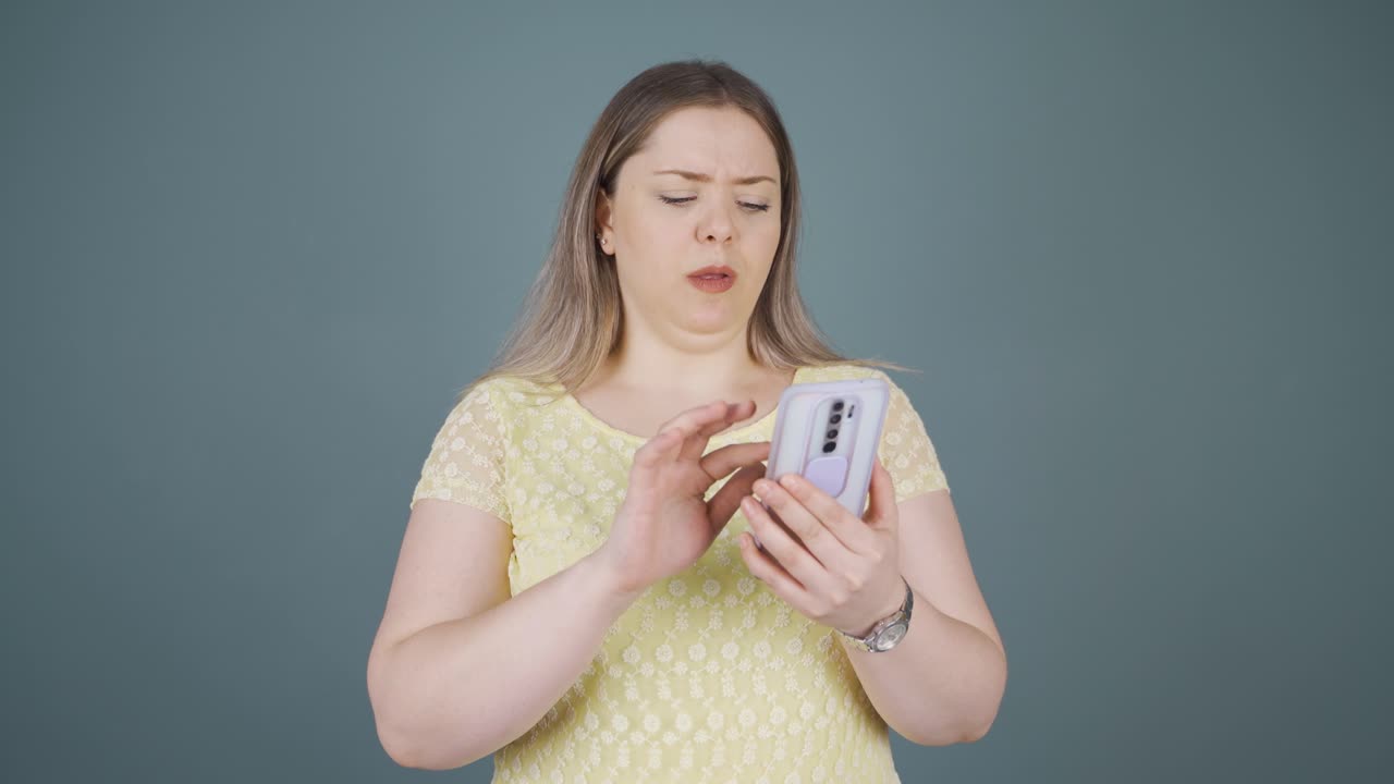 The young woman who can't use the app on the phone.