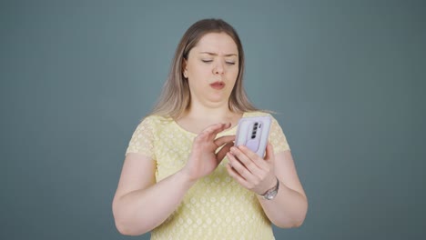 The young woman who can&#039;t use the app on the phone.