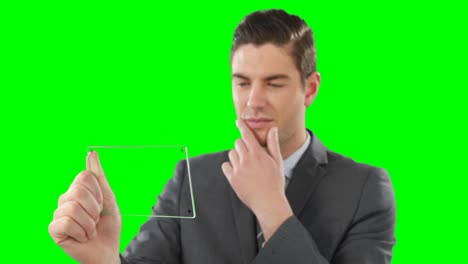 hombre de negocios fingiendo usar una tableta digital