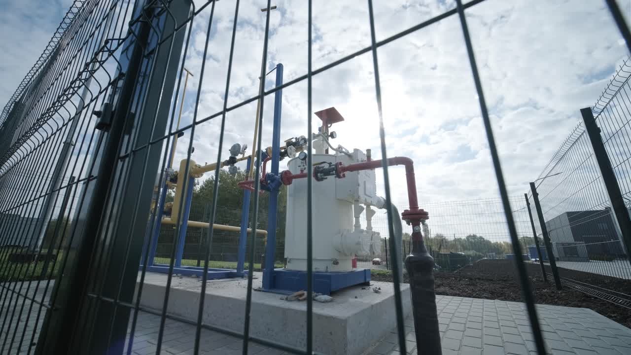 estación de distribución de gas. instalación industrial. estación de procesamiento de gas con tuberías en un día de verano en un espacio abierto. suministro de gas. transporte de gas natural a través de tuberías.