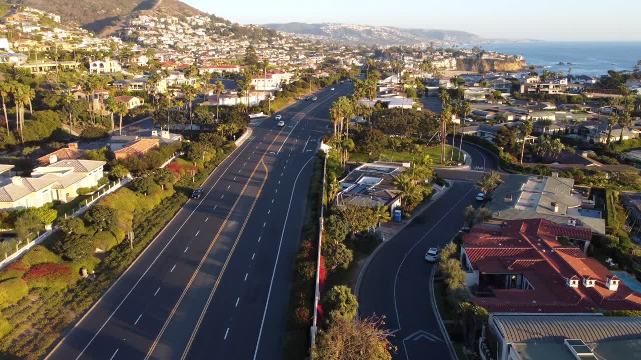 Pacific Coast Highway verso Laguna Beach, ampia vista panoramica nella contea di Orange, California, USA. Vista rivolta a sud da Emerald Bay e Crescent Beach, verso il centro di Laguna Main Beach.
