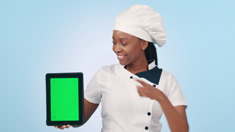 señalando, el chef y la mujer negra con la tableta