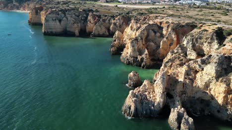 tomada de un avión no tripulado de la costa del algarve en portugal