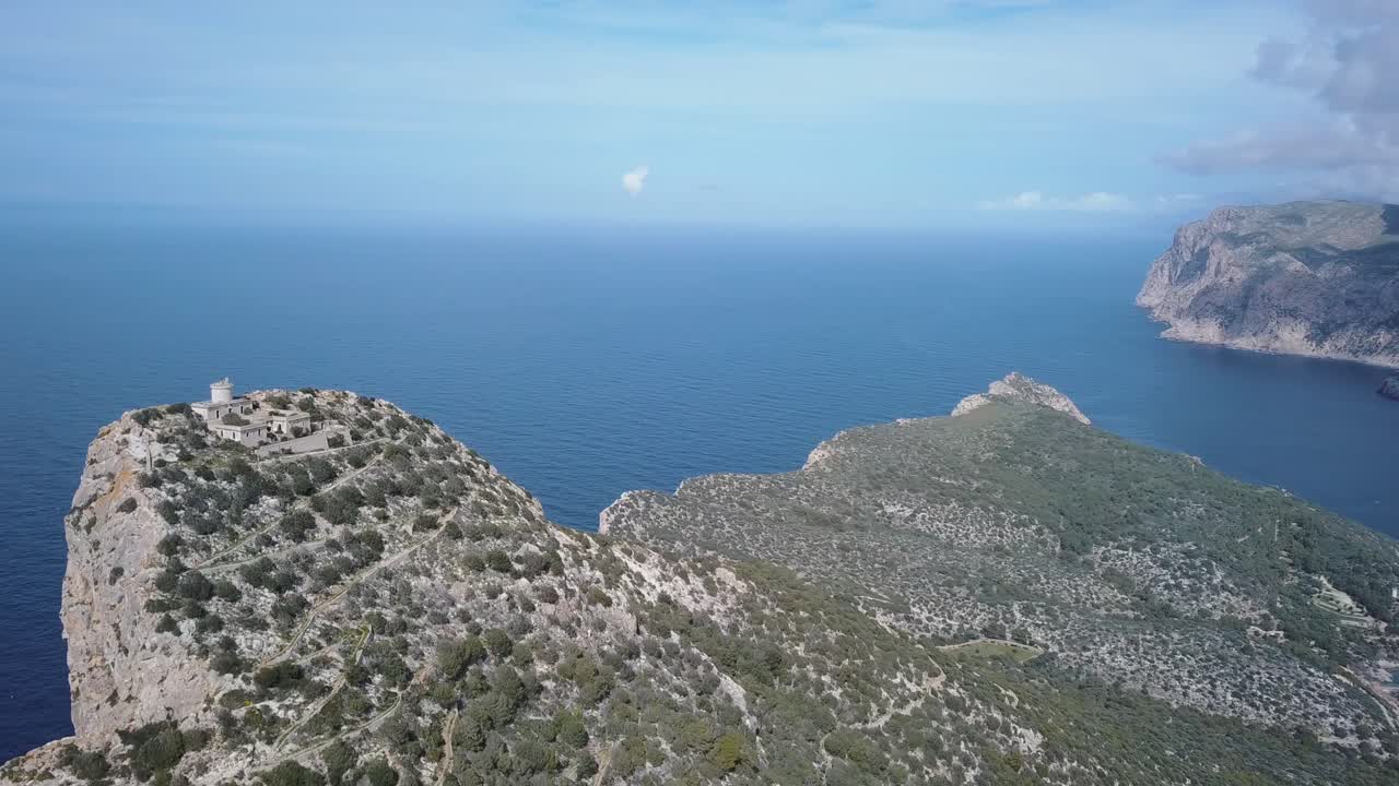Incredibile vista aerea dell'isola Dragonera vicino a Maiorca - Faro "Es Far Vell" - Isole Baleari, Mar Mediterraneo