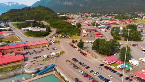 Video-De-Drones-De-4k-Del-Pueblo-De-Pescadores-En-Valdez,-Ak-Durante-Un-Día-Soleado-De-Verano