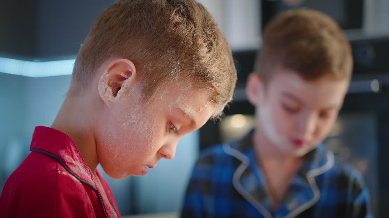 Due ragazzi ricoperti di farina