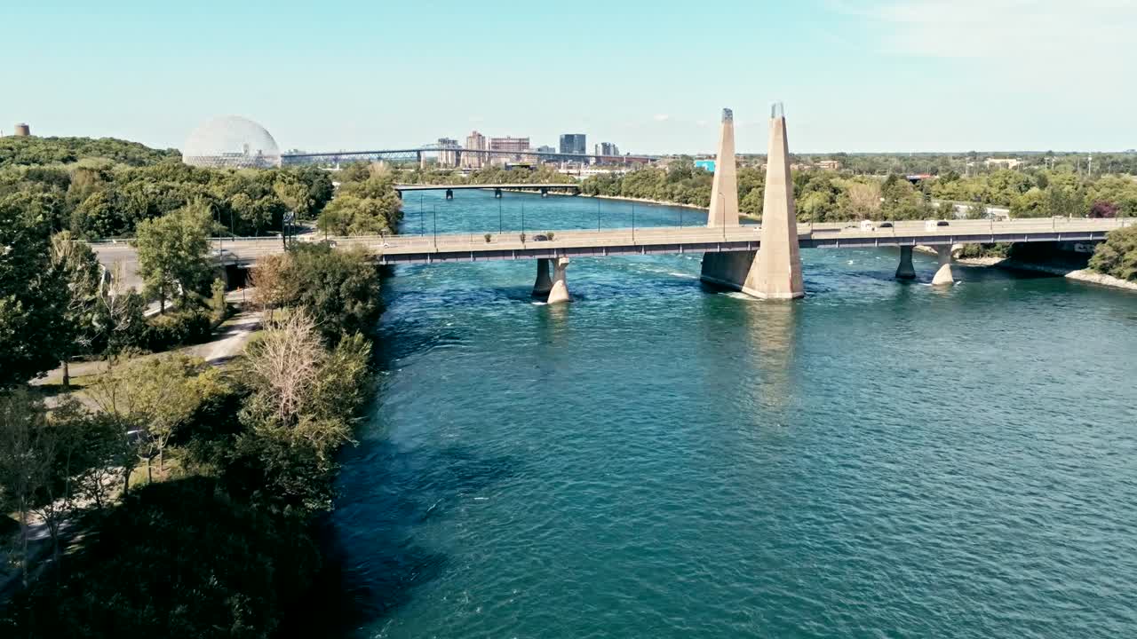 몬트리올의 다리와 공원 지역과 세인트 헬레네 섬과 배경에 생물권 을 가진 드론 영상