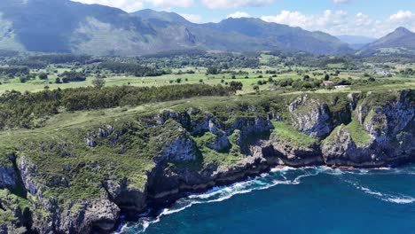 Atemberaubende-Küste-Asturiens-Spanien-Zurückziehen-Drohne-Luftaufnahme-Rückwärts-Offenbaren