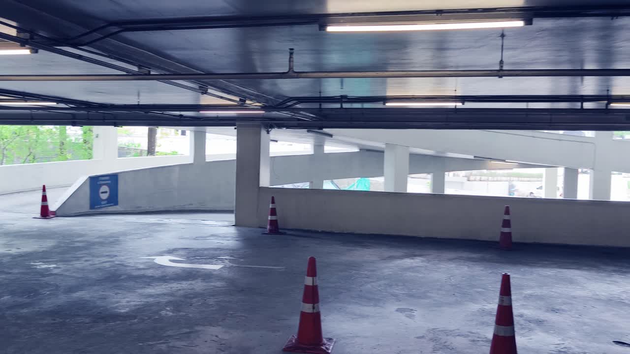 빈 공간과 교통 콘이 있는 현대적인 주차장 내부의 모습.