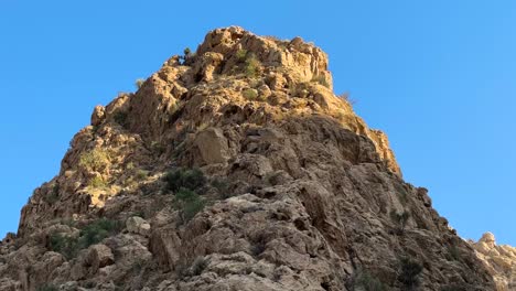 Porträt-Eines-Felsigen-Berges-Mit-Flora-Und-Vogelarten,-Wunderbares-Ökosystem,-Umwelt-Im-Iran,-Artenvielfalt-In-Der-Natürlichen-Landschaft-Des-Iranischen-Bergwaldes,-Weite-Sicht,-Das-Konzept-Der-Höhe-Und-Des-Wanderhimmels