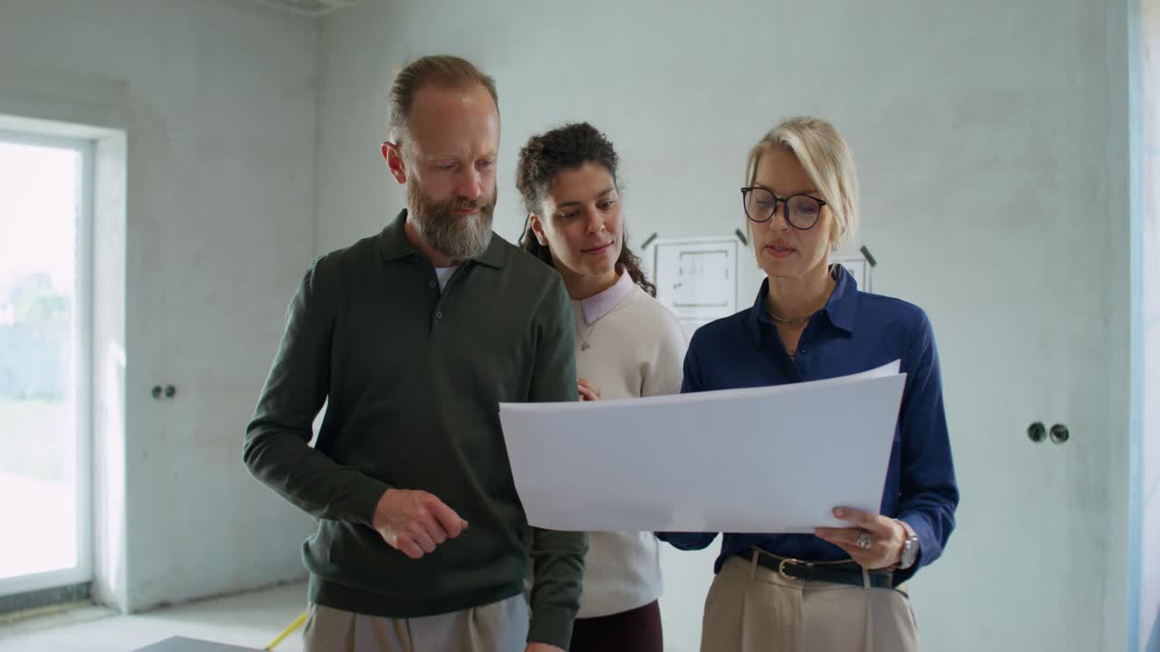 propietarios que revisan los planes de construcción