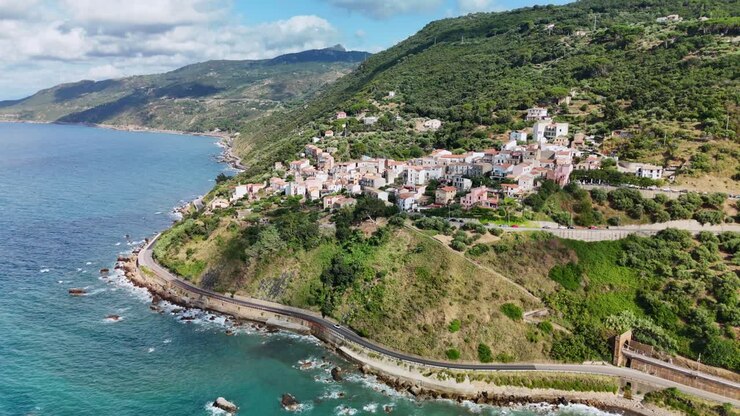 Incantevole villaggio costiero su una collina in riva al mare, vista serena e panoramica
