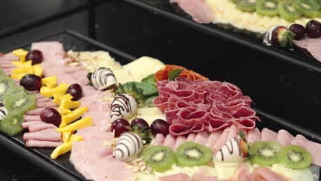 tablero de charcutería de banquete con queso y frutas con glaseado preparado para la recepción de la boda