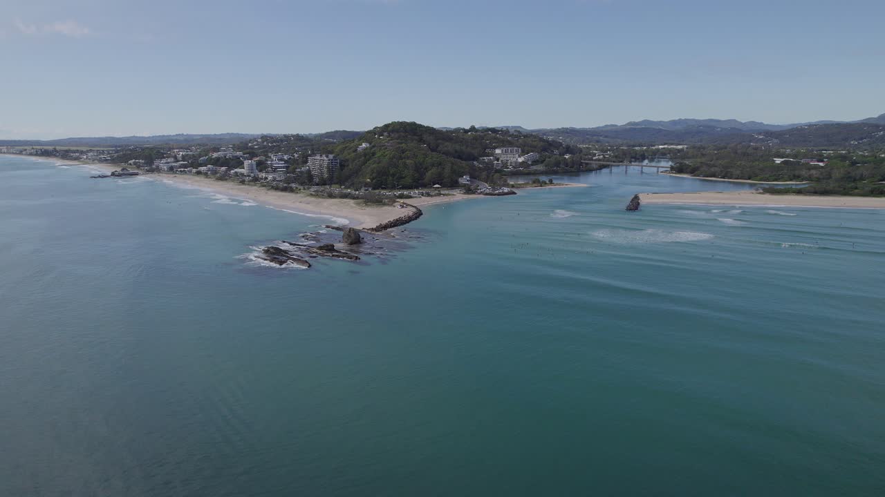 currumbin creek se encuentra con el mar de coral en gold coast, queensland, australia