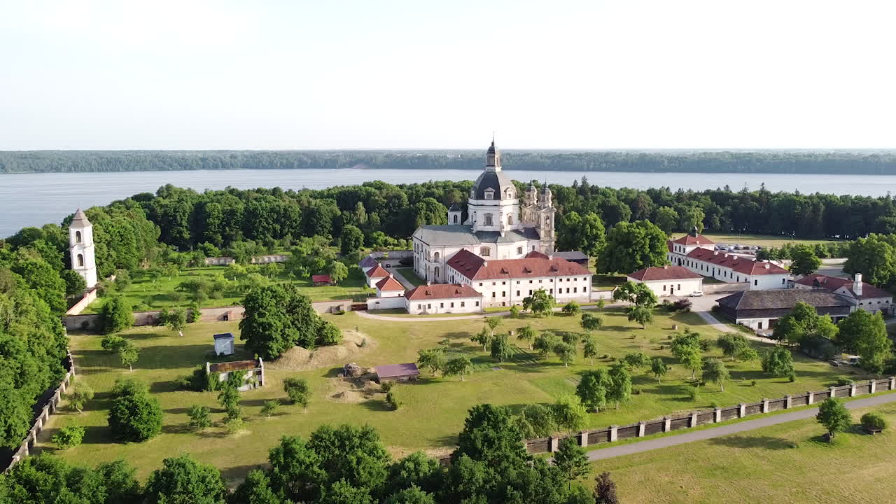 edificio del complejo del monasterio de pazaislis con cúpula majestuosa en vista aérea de vuelo
