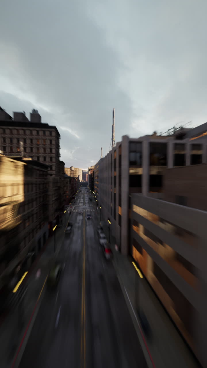 una vista de la calle de una calle de la ciudad ocupada con coches conduciendo por la carretera