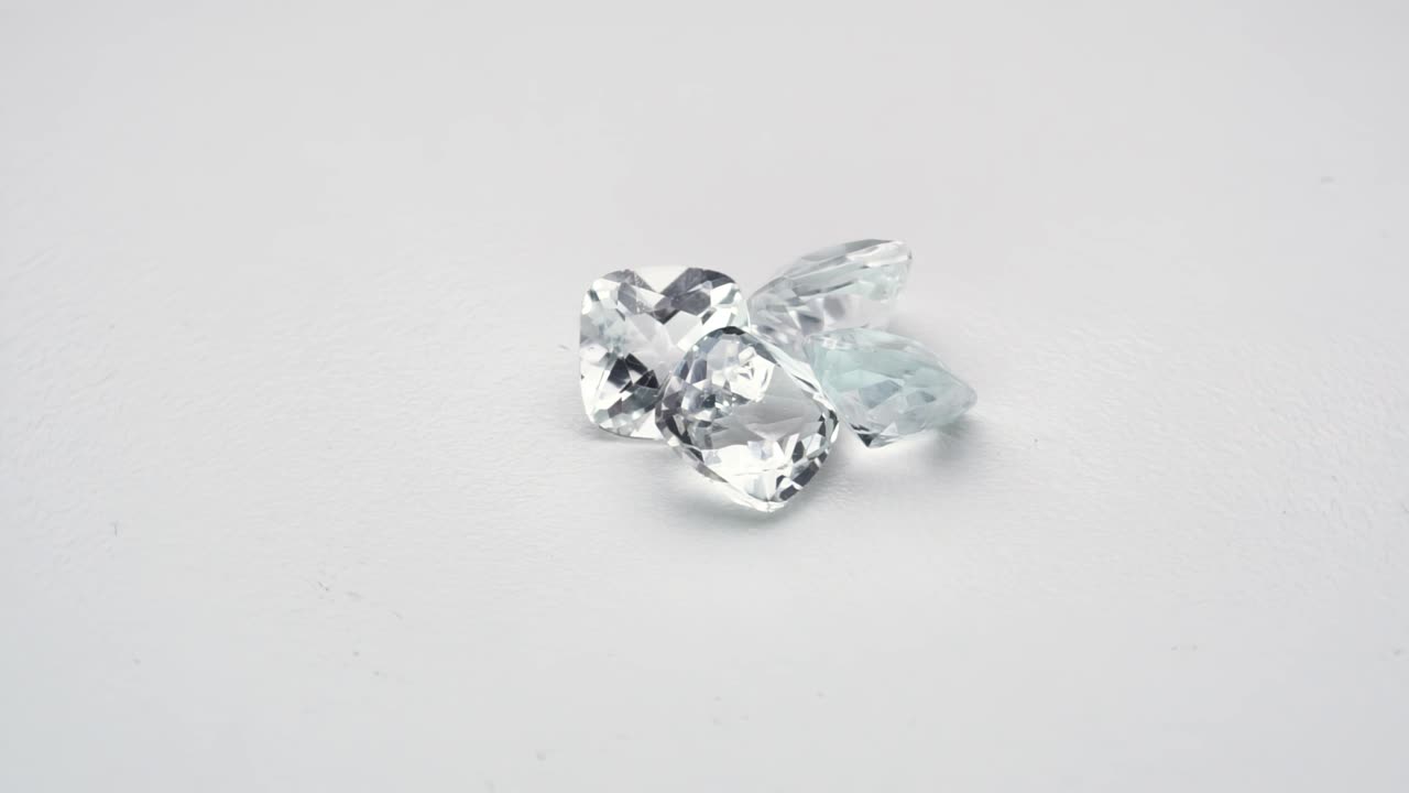 색 회전 테이블에 색 토파즈 보석을 자른 자연 쿠시온