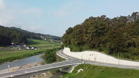 vista de drones del río y las carreteras en marija gradec, laško, eslovenia