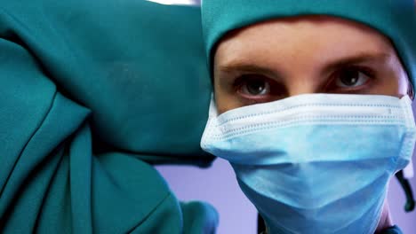 Chirurgin-Trägt-OP-Maske-Im-Operationssaal