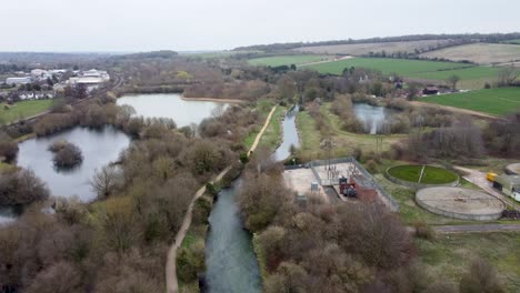 Eine-Drohnenaufnahme-Nach-Dem-Fluss-Stour-In-Chartham,-England