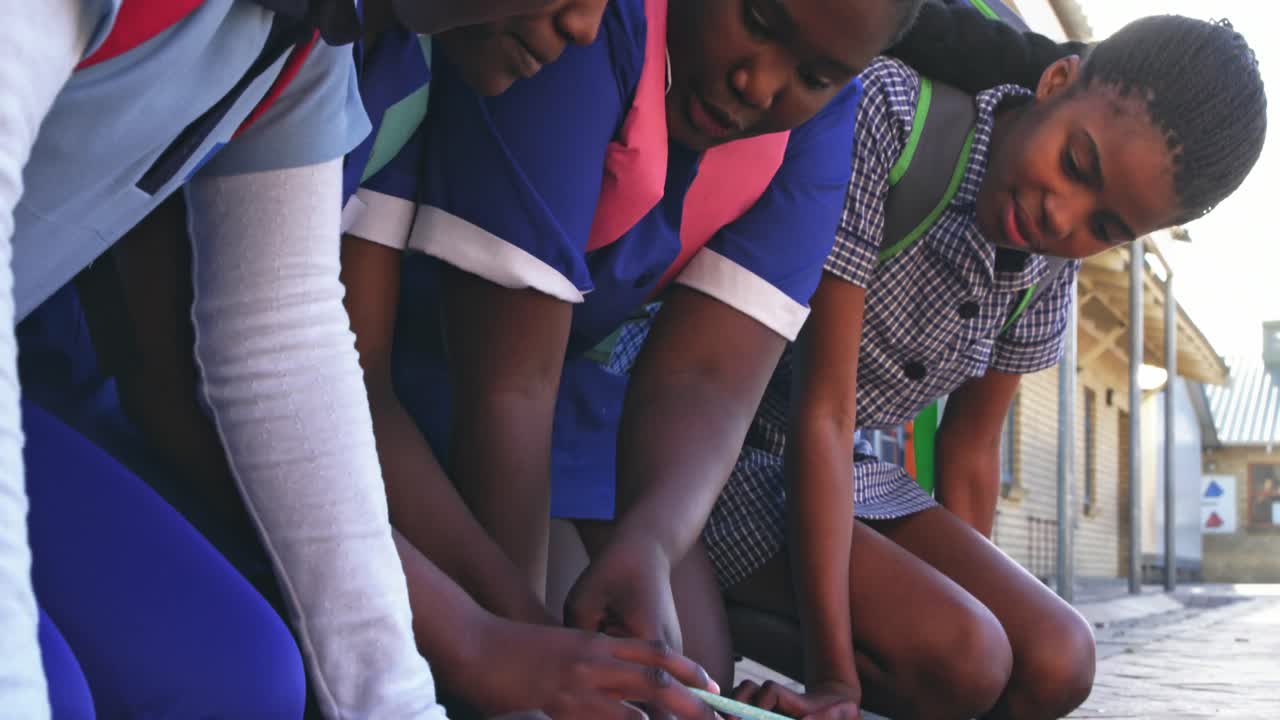 책 4k와 함께 놀이터에서 여학생