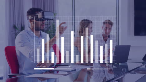 Animación-Del-Procesamiento-De-Datos-Sobre-Un-Hombre-De-Negocios-Afroamericano-Usando-Auriculares-Vr