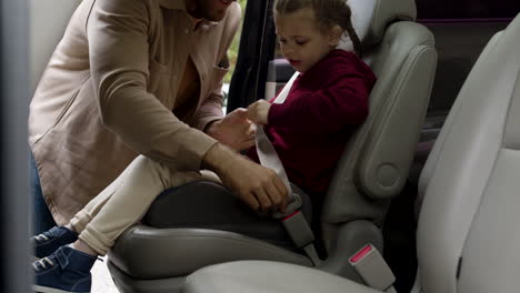 family ready to travel by car