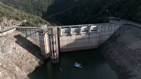 fotografía aérea del pantano de sau en cataluña, condiciones de bajo nivel de agua