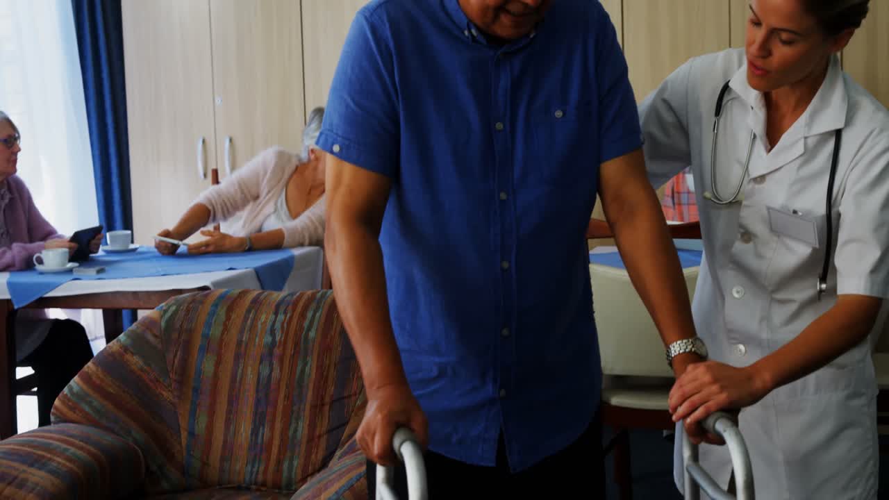 doctora ayudando a un hombre mayor a caminar con andadores plegables 4k