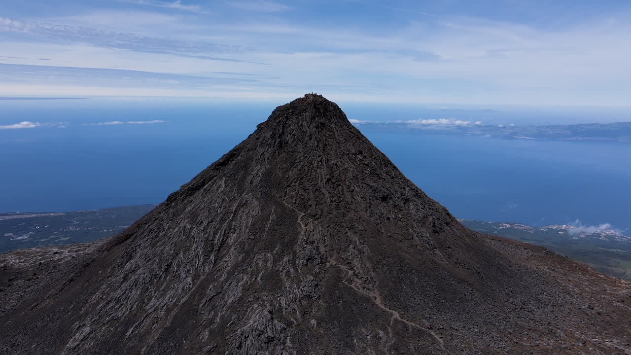 vista aérea alrededor del cráter de pico en la cima de la montaña de pico, azores
