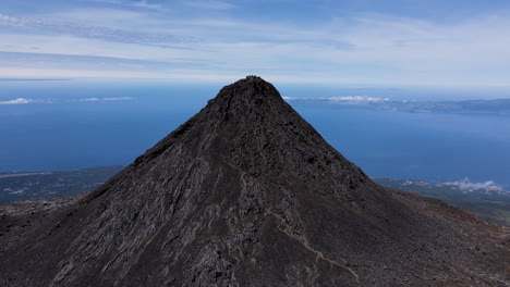 Vista-Aérea-Alrededor-Del-Cráter-De-Pico-En-La-Cima-De-La-Montaña-De-Pico,-Azores