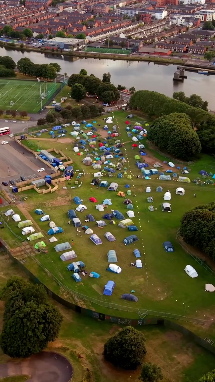 Video aereo dall'alto a 60FPS con rapporto verticale per social media del campeggio a Comhaltas Fleadh Cheoil na hÉireann, Fleadh Belfast 2026.