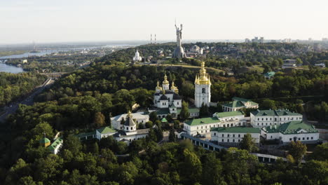 vista aérea de kyiv pechersk lavra y gran campanario de lavra con monumento a la patria en la distancia en kiev, ucrania