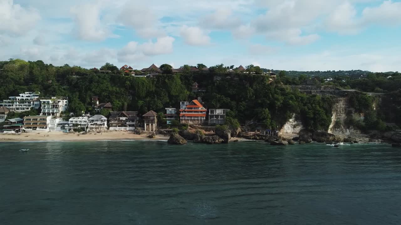 발리의 아름다운 빙인 비치와 절벽 드론 영상