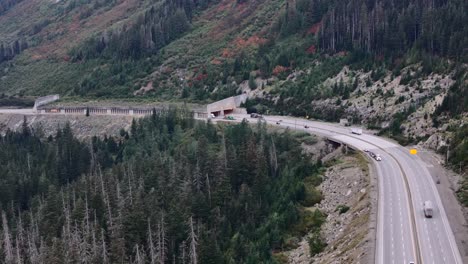 Der-Verkehr-Auf-Der-Coquihalla-Autobahn-Steigt-Steile-Hänge-Hinab-In-Richtung-Great-Bear-Snow-Shed