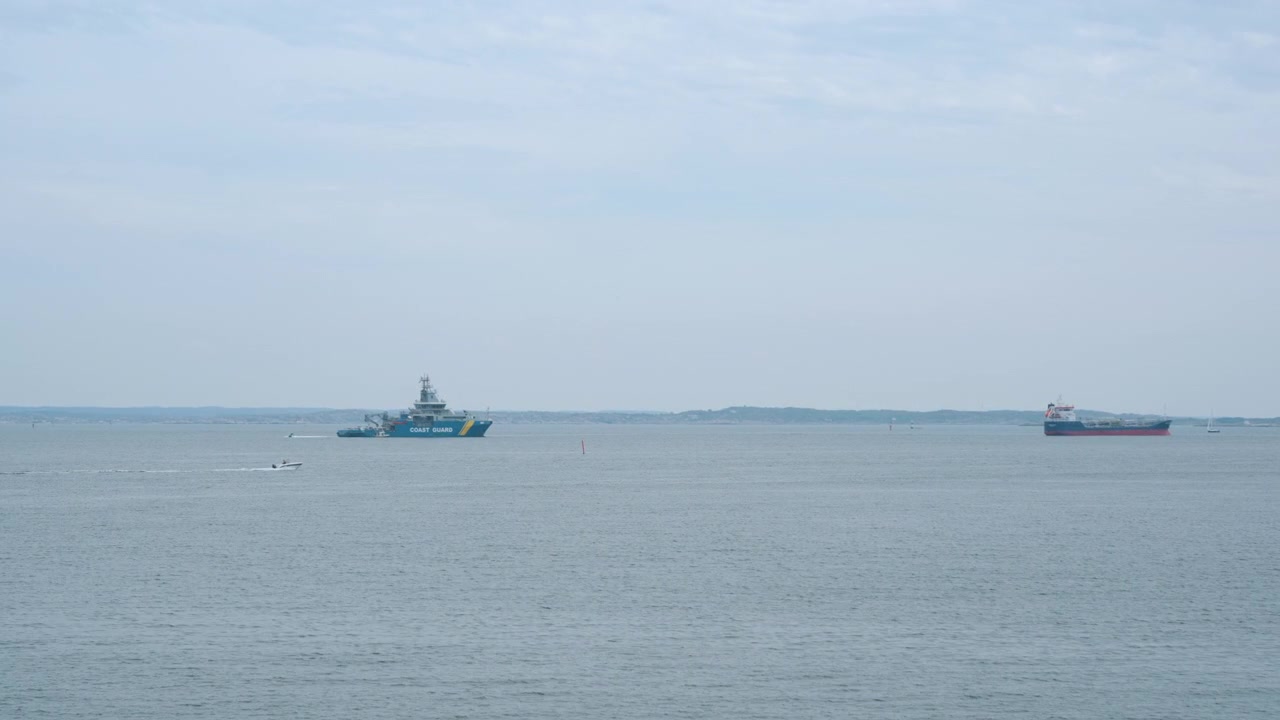 Große Schiffe auf dem Meer.
