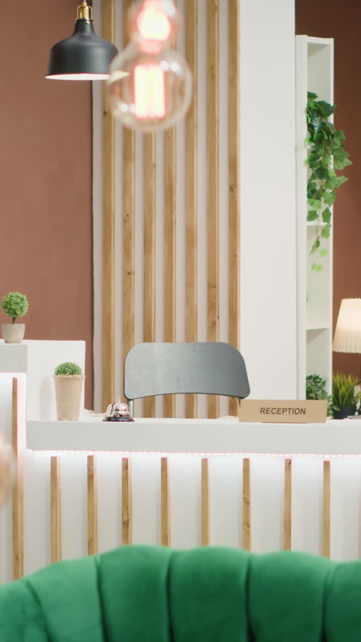 Video verticale Area lounge e hotel tropicale vuoti
