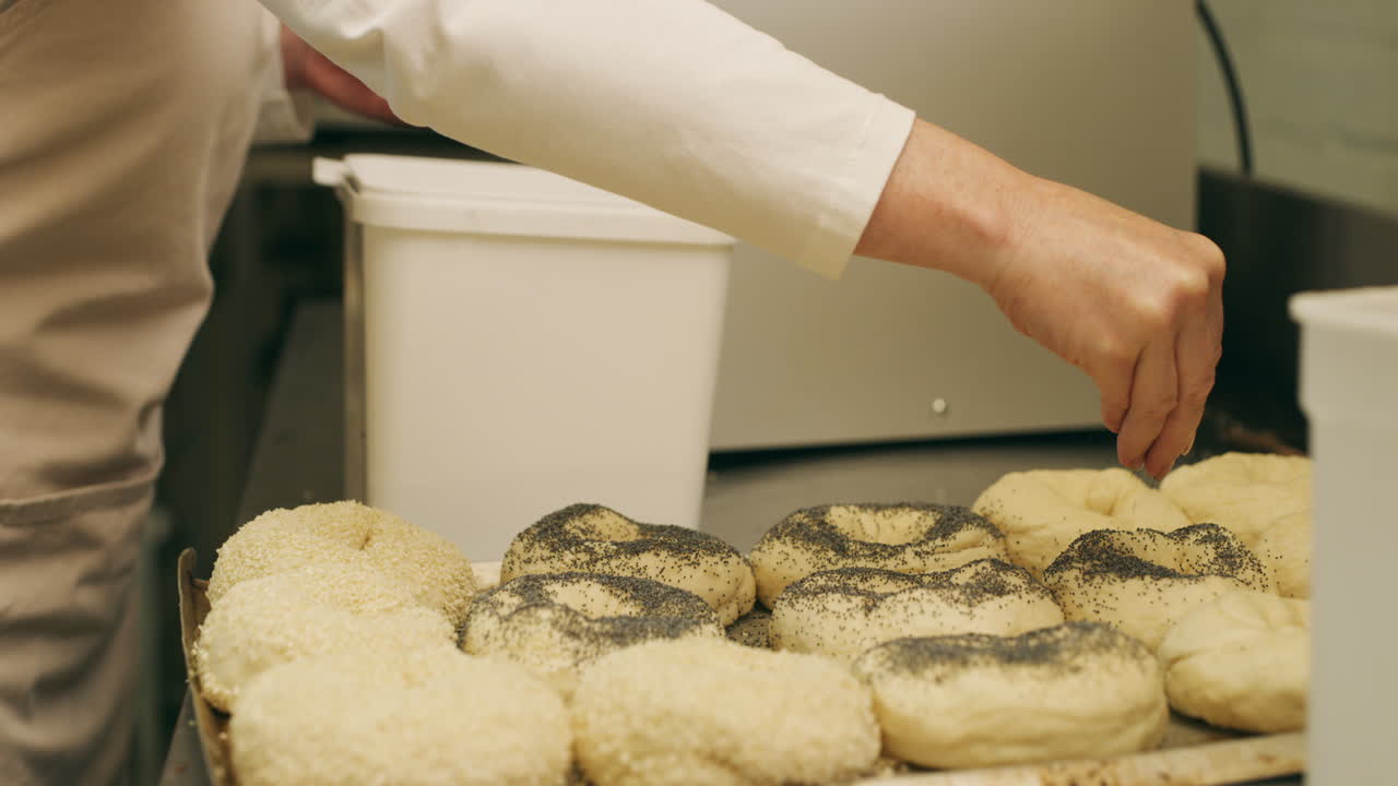 посыпая его еще немного.