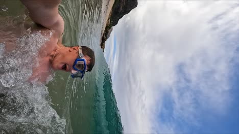 Hombre-Jugando-En-La-Orilla-De-Las-Olas-Del-Océano-En-La-Divertida-Playa-De-Hawaii,-Vertical